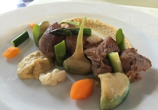 Arana De Muslo Con Salsa De Manzana Y Verduritas.jpg